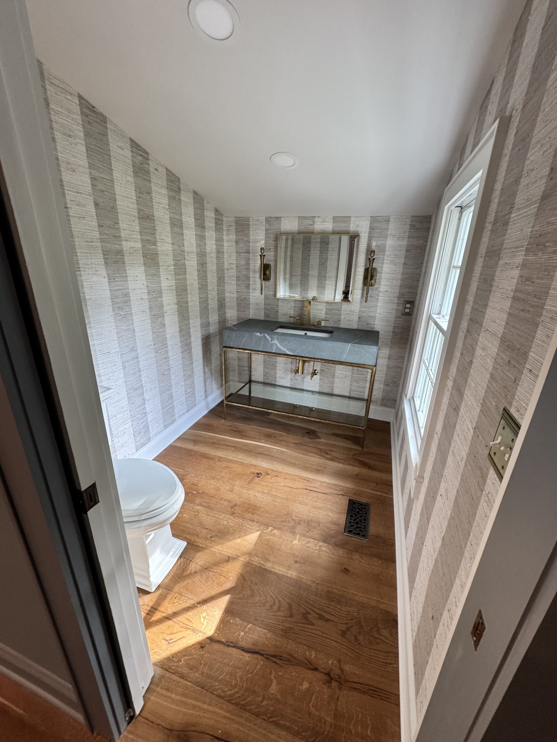 Golf simulator room with high-end equipment