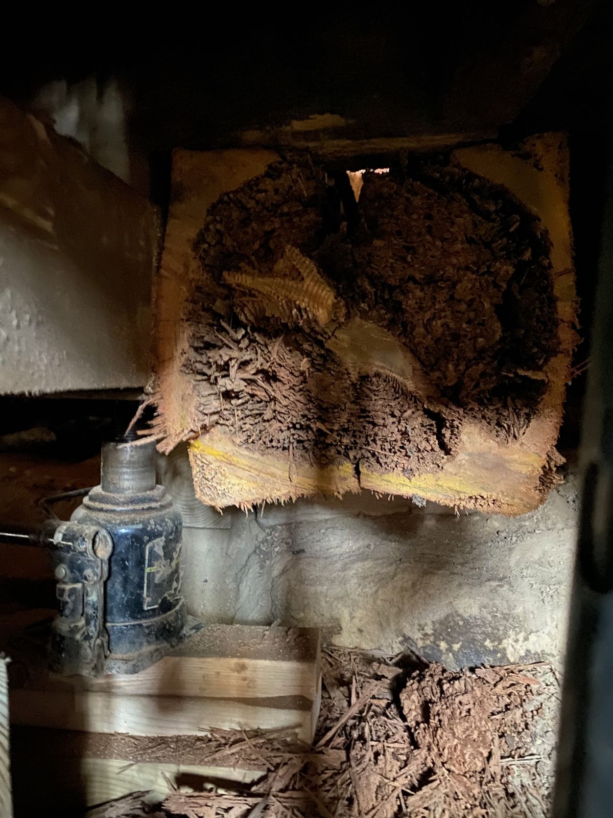 The end of the old girder on a bottle jack. The outer shell was all that was holding